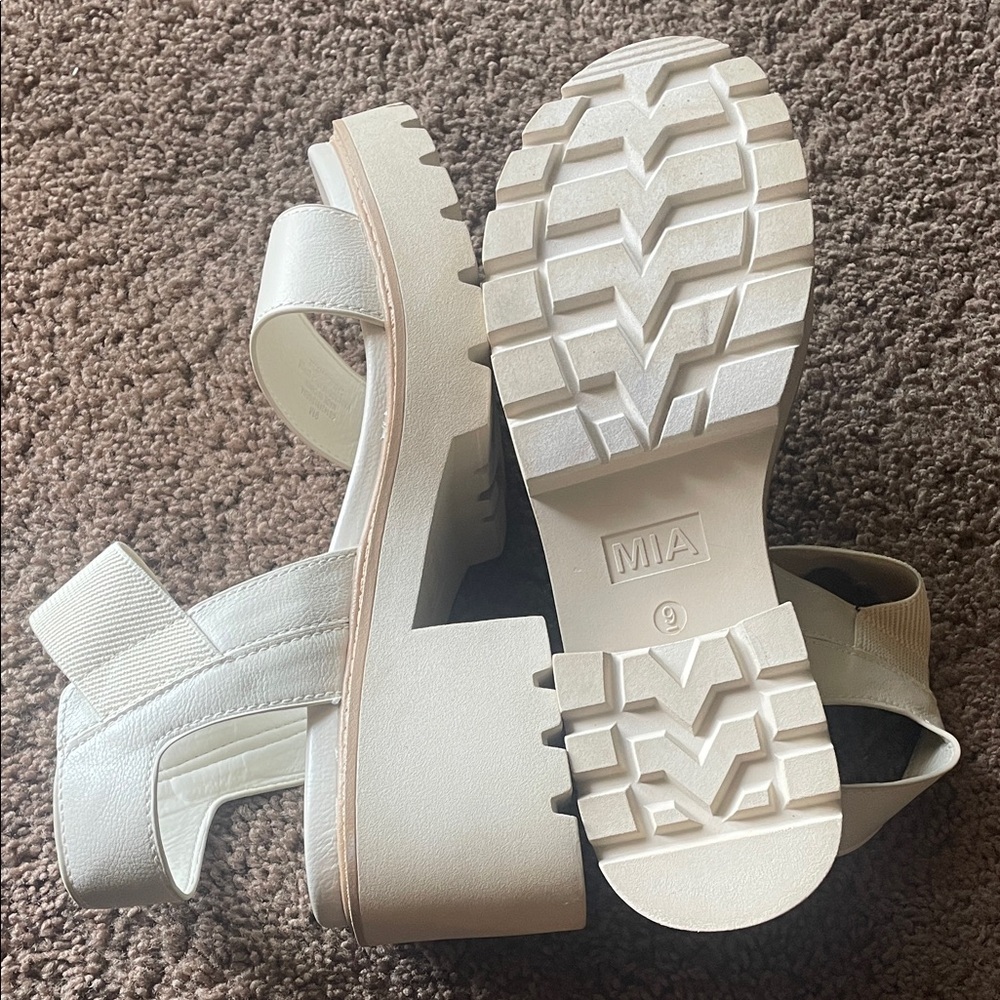 MIA Platform Sandals - Picture 6 of 8